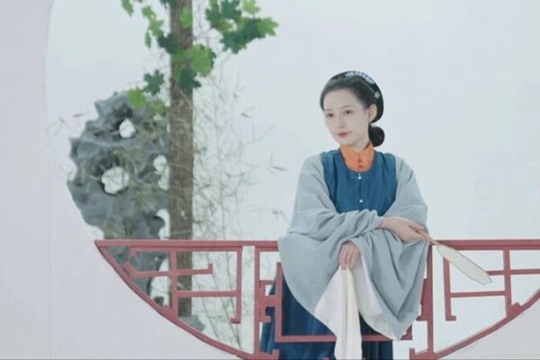 Fashion Vlogger Revives Traditional Chinese Couture Through New Year Pictures Fashion Vlogger Revives Traditional Chinese Couture Through New Year Pictures video poster