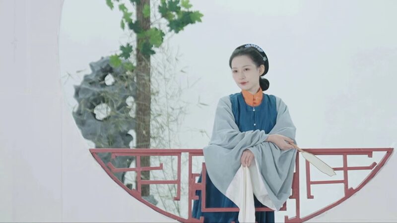 Fashion Vlogger Revives Traditional Chinese Couture Through New Year Pictures video poster