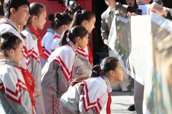 Film ‘A Tapestry of a Legendary Land’ Brings Wang Ximeng’s Art to Beijing Students Film__A_Tapestry_of_a_Legendary_Land__Brings_Wang_Ximeng_s_Art_to_Beijing_Students