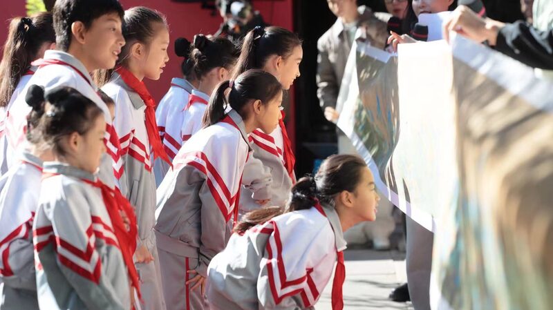 Film__A_Tapestry_of_a_Legendary_Land__Brings_Wang_Ximeng_s_Art_to_Beijing_Students - Khabar Asia Film__A_Tapestry_of_a_Legendary_Land__Brings_Wang_Ximeng_s_Art_to_Beijing_Students