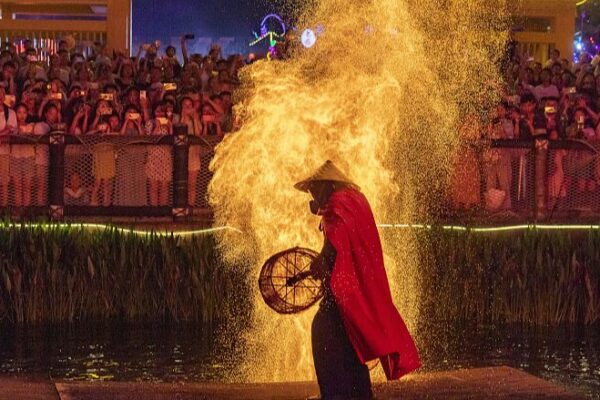 Fire-Pot Spectacle Ignites Night Sky in Chongqing Town Fire_Pot_Spectacle_Ignites_Night_Sky_in_Chongqing_Town