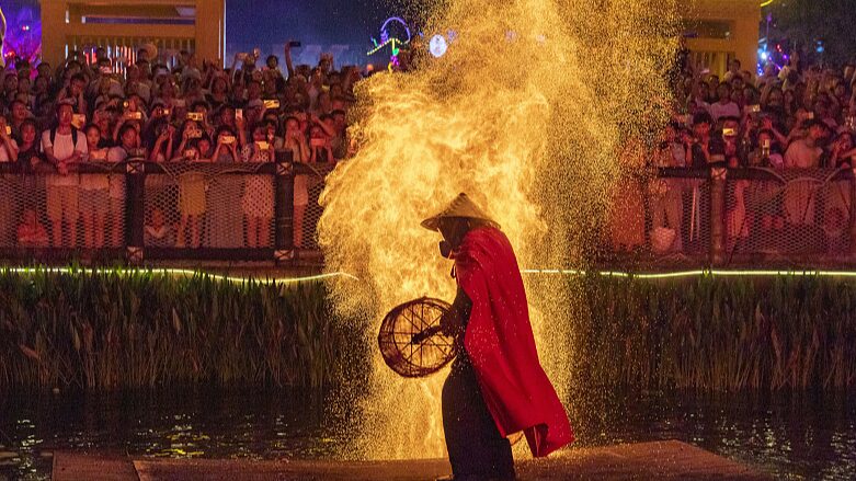 Fire_Pot_Spectacle_Ignites_Night_Sky_in_Chongqing_Town - Khabar Asia Fire_Pot_Spectacle_Ignites_Night_Sky_in_Chongqing_Town