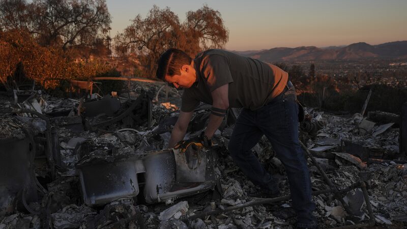 Firefighters_Gain_Ground_as_Weather_Aids_Battle_Against_Southern_California_Wildfire - Khabar Asia Firefighters_Gain_Ground_as_Weather_Aids_Battle_Against_Southern_California_Wildfire