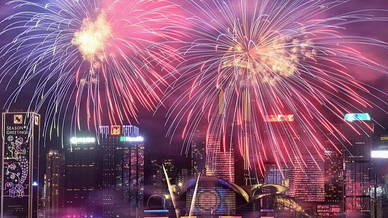Fireworks_Illuminate_Hong_Kong_s_Sky_in_Vibrant_Chinese_New_Year_Celebration - Khabar Asia Fireworks_Illuminate_Hong_Kong_s_Sky_in_Vibrant_Chinese_New_Year_Celebration