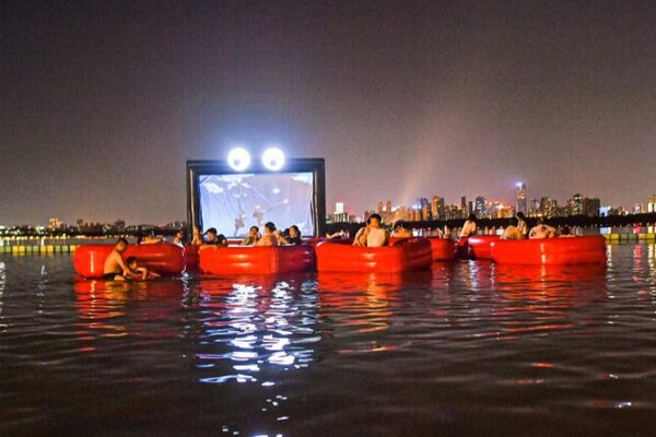 First Floating Movie Theater Opens at Wuhan’s Donghu Beach First_Floating_Movie_Theater_Opens_at_Wuhan_s_Donghu_Beach