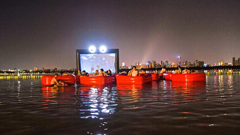 First_Floating_Movie_Theater_Opens_at_Wuhan_s_Donghu_Beach