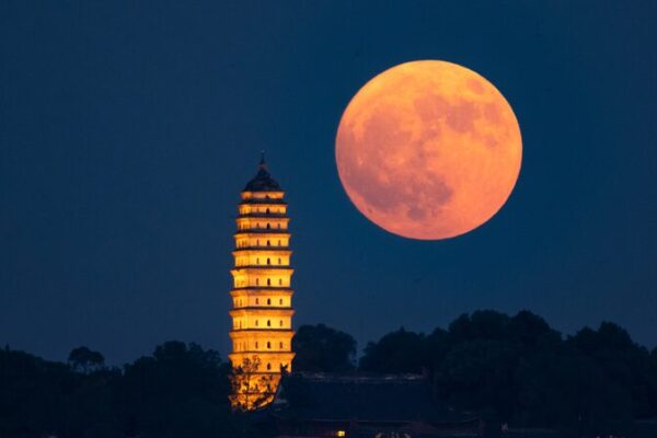 First_Supermoon_of_2024_Illuminates_Skies_Across_China