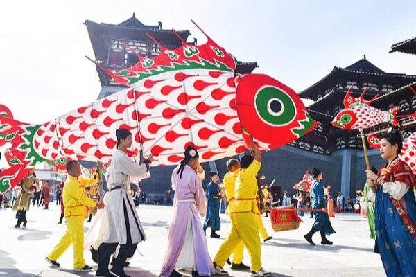 Fish Lantern Parades Light Up Luoyang’s National Day Celebrations Fish_Lantern_Parades_Light_Up_Luoyang_s_National_Day_Celebrations
