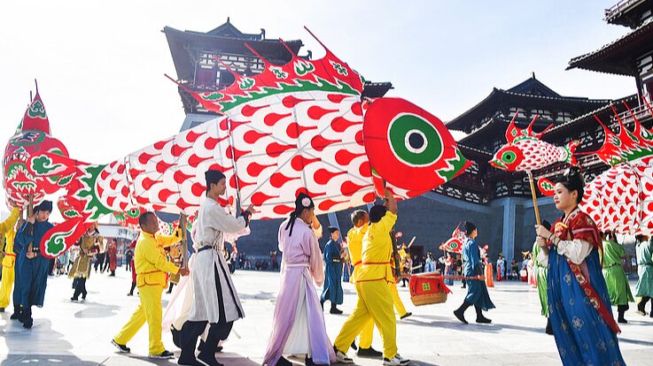 Fish_Lantern_Parades_Light_Up_Luoyang_s_National_Day_Celebrations - Khabar Asia Fish_Lantern_Parades_Light_Up_Luoyang_s_National_Day_Celebrations