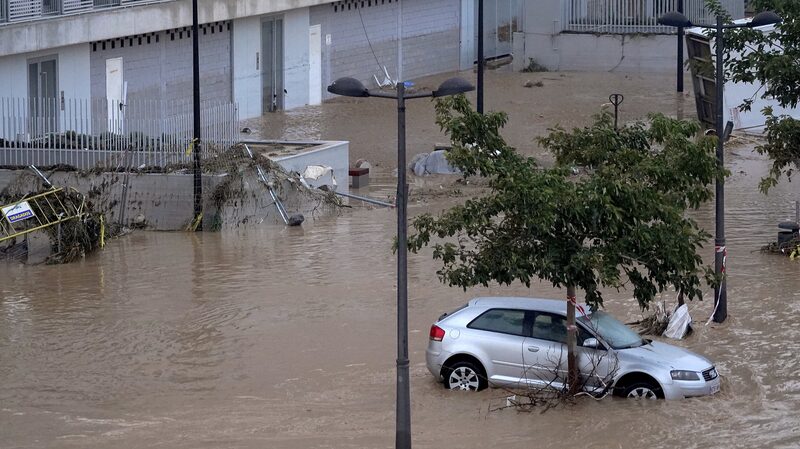 Flash_Floods_in_Spain_s_Valencia_Region_Claim_51_Lives__Rescue_Efforts_Ongoing - Khabar Asia Flash_Floods_in_Spain_s_Valencia_Region_Claim_51_Lives__Rescue_Efforts_Ongoing