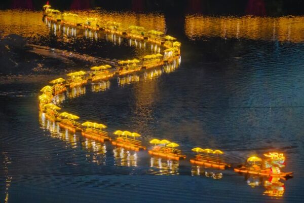 Floating ‘Golden Dragon’ Mesmerizes Visitors in Huangshan’s Qiyun Mountain Scenic Area Floating 'Golden Dragon' Mesmerizes Visitors in Huangshan's Qiyun Mountain Scenic Area