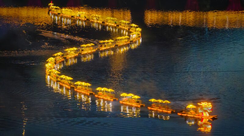 Floating_Golden_Dragon_Mesmerizes_Visitors_in_Huangshans_Qiyun_Mountain_Scenic_Area - Khabar Asia Floating 'Golden Dragon' Mesmerizes Visitors in Huangshan's Qiyun Mountain Scenic Area