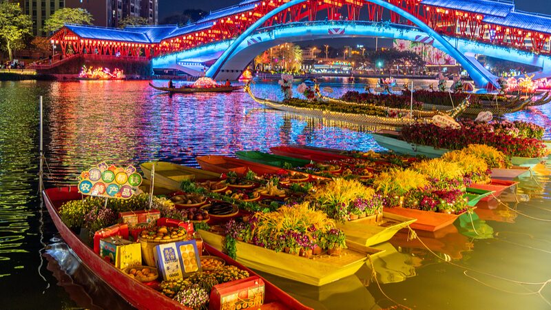 Foshan's Waterborne Flower Market Adds Romantic Flair to Chinese New Year Celebrations
