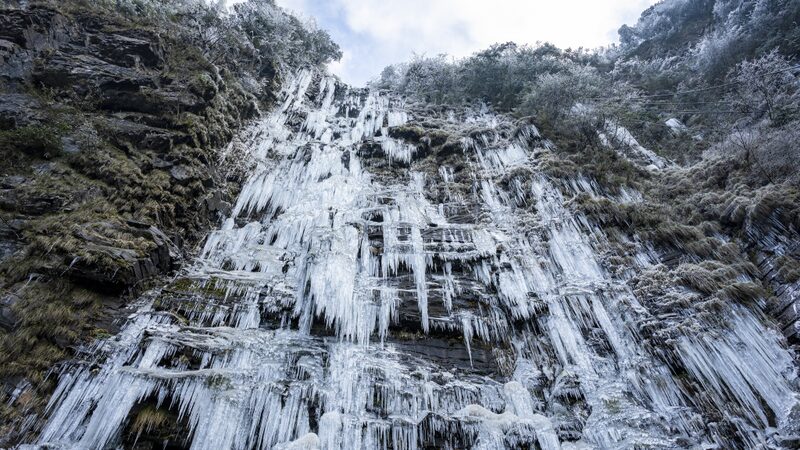 Frozen_Beauty_Guizhous_Diaoshuiyan_Waterfall_Transforms_into_Ice_Spectacle - Khabar Asia Frozen Beauty: Guizhou's Diaoshuiyan Waterfall Transforms into Ice Spectacle