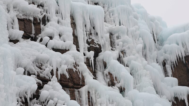 Frozen_Waterfalls_Transform_Xiangshan_Mountain_into_a_Winter_Wonderland_in_Shandong - Khabar Asia Frozen Waterfalls Transform Xiangshan Mountain into a Winter Wonderland in Shandong