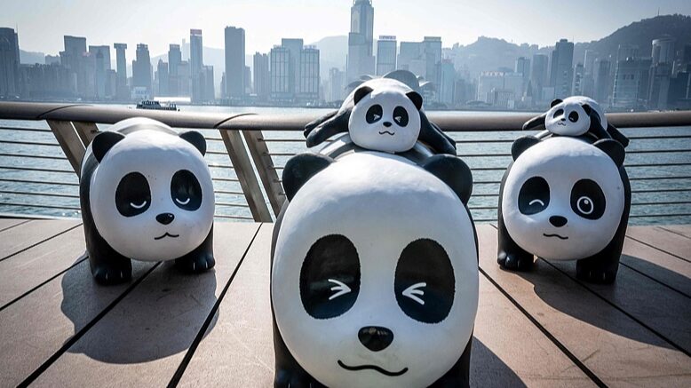 Giant_Panda_Sculptures_Draw_Crowds_on_Hong_Kong_Tour - Khabar Asia Giant_Panda_Sculptures_Draw_Crowds_on_Hong_Kong_Tour