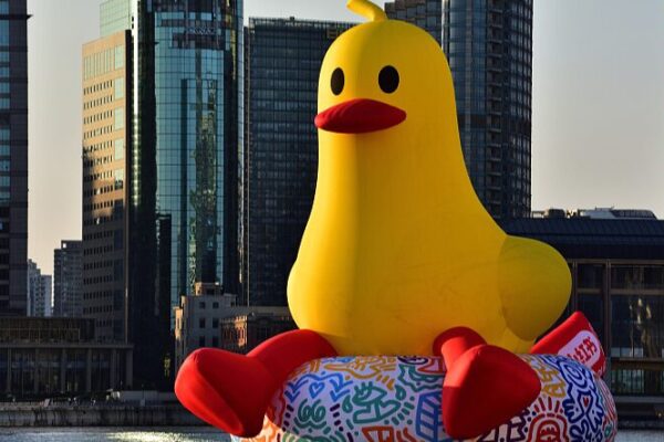 Giant Rubber Duck Draws Crowds at Shanghai’s Xiaohongshu Road Life Festival Giant_Rubber_Duck_Draws_Crowds_at_Shanghai_s_Xiaohongshu_Road_Life_Festival