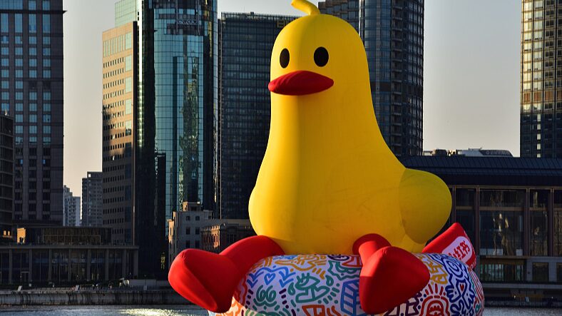 Giant_Rubber_Duck_Draws_Crowds_at_Shanghai_s_Xiaohongshu_Road_Life_Festival - Khabar Asia Giant_Rubber_Duck_Draws_Crowds_at_Shanghai_s_Xiaohongshu_Road_Life_Festival