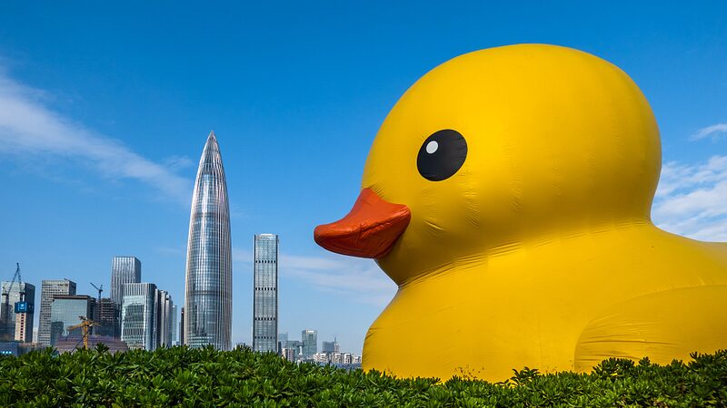 Giant_Rubber_Duck_Makes_a_Splash_in_Shenzhen_Bay - Khabar Asia Giant Rubber Duck Makes a Splash in Shenzhen Bay