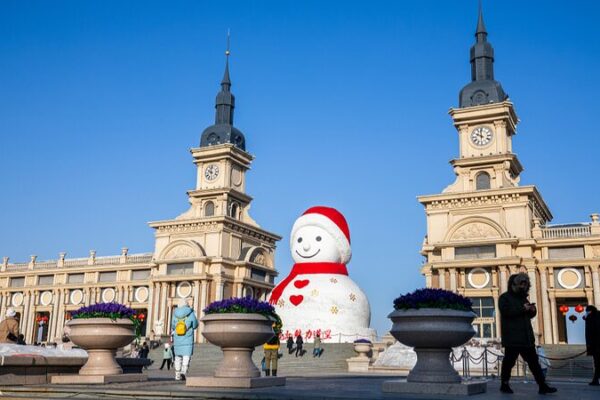 Giant Snowman Becomes Annual Landmark in Harbin's Winter Wonderland video poster