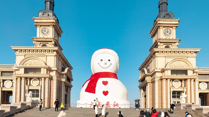 Giant_Snowman_Lights_Up_Harbins_Winter_Nights_in_Northeast_China - Khabar Asia Giant Snowman Lights Up Harbin's Winter Nights in Northeast China