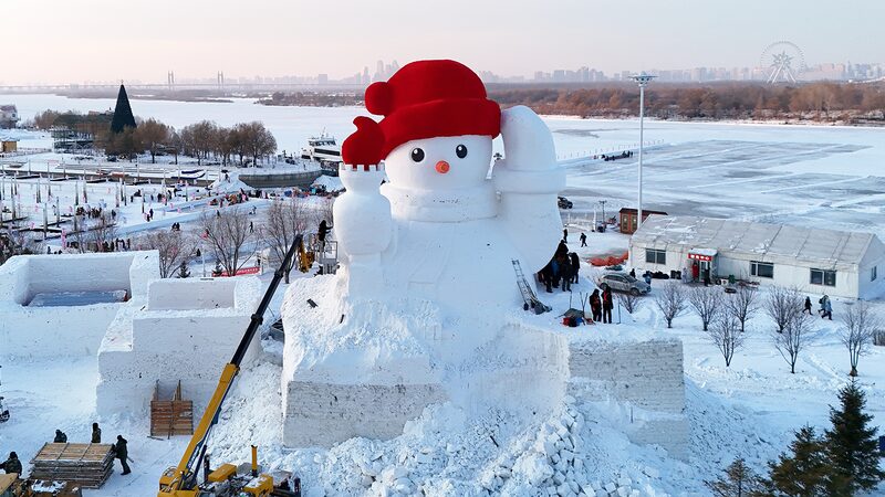 Giant_Snowman_Ready_to_Welcome_Visitors_to_Harbins_Winter_Wonderland - Khabar Asia Giant Snowman Ready to Welcome Visitors to Harbin's Winter Wonderland