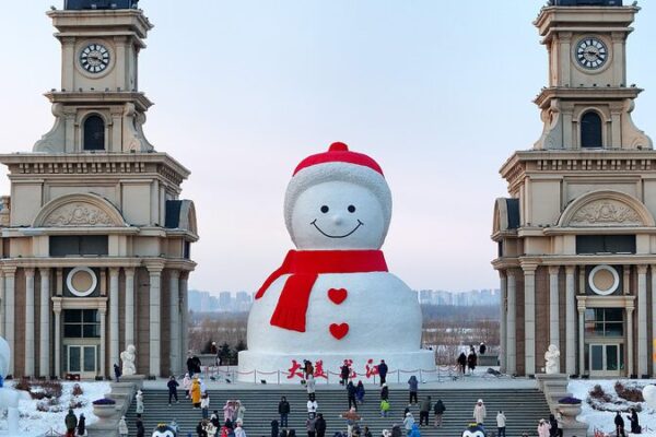Giant Snowman Towers Over Harbin, Attracting Visitors Nationwide Giant Snowman Towers Over Harbin, Attracting Visitors Nationwide video poster