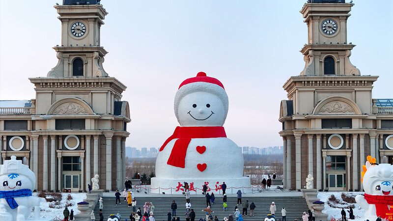 Giant_Snowman_Towers_Over_Harbin_Attracting_Visitors_Nationwide_poster - Khabar Asia Giant Snowman Towers Over Harbin, Attracting Visitors Nationwide video poster
