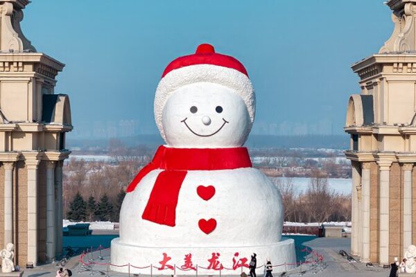 Giant Snowman Towers Over Harbin, Lighting Up China’s Winter Wonderland Giant Snowman Towers Over Harbin, Lighting Up China's Winter Wonderland video poster