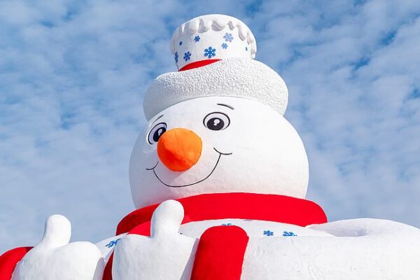 Giant_Snowman_in_Harbin_Invites_Tourists_to_a_Winter_Wonderland video poster