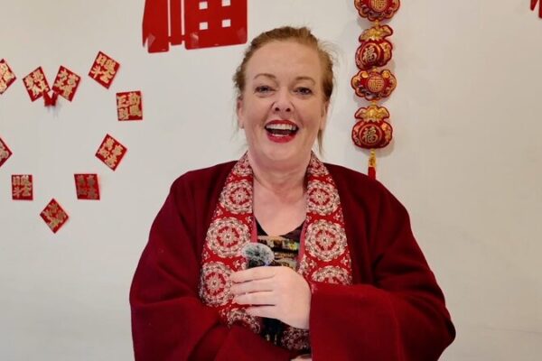 Glasgow Deputy Mayor Anne McTaggart Sends New Year Wishes for 2025 in Hanfu Attire Glasgow_Deputy_Mayor_Anne_McTaggart_Sends_New_Year_Wishes_for_2025_in_Hanfu_Attire video poster