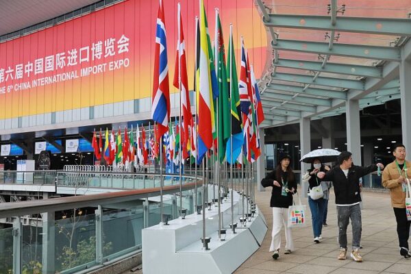 Global Chipmakers Navigate Geopolitics at CIIE Amid China’s Market Pull Global Chipmakers Navigate Geopolitics at CIIE Amid China's Market Pull