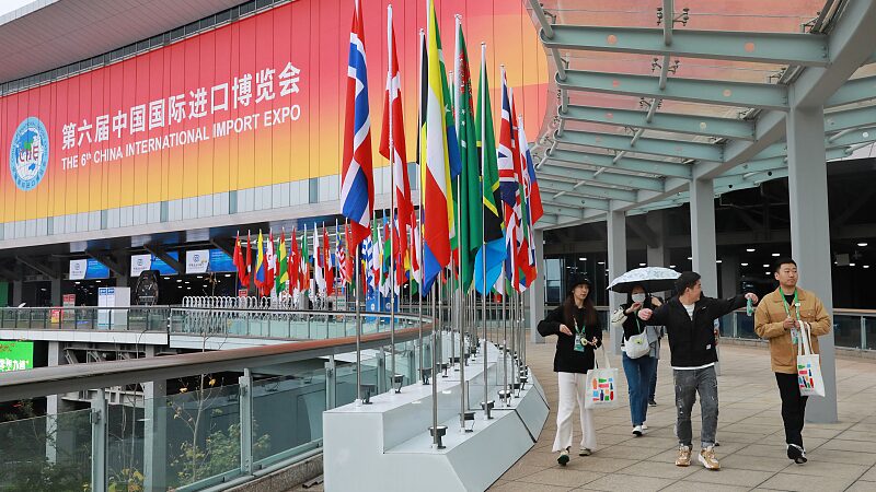 Global_Chipmakers_Navigate_Geopolitics_at_CIIE_Amid_Chinas_Market_Pull - Khabar Asia Global Chipmakers Navigate Geopolitics at CIIE Amid China's Market Pull