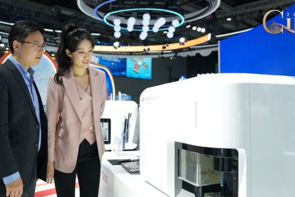 Global Medical Firms Unveil Hundreds of Innovations at 7th CIIE Global_Medical_Firms_Unveil_Hundreds_of_Innovations_at_7th_CIIE video poster