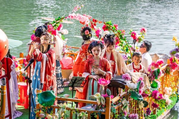 ‘Goddesses of Flowers’ Illuminate Fuzhou's Spring Festival
