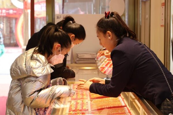 Gold Becomes the New Must-Have Among Young Chinese Shoppers This Spring Festival Gold Becomes the New Must-Have Among Young Chinese Shoppers This Spring Festival