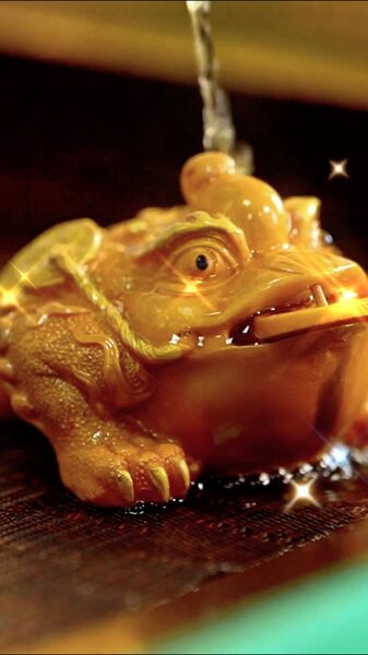 Golden_Toad_Tea_Pet_Brings_New_Energy_to_Traditional_Tea_Ceremonies_poster - Khabar Asia Golden_Toad_Tea_Pet_Brings_New_Energy_to_Traditional_Tea_Ceremonies video poster
