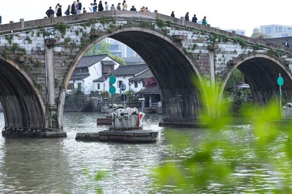 Gongchen Bridge: Ancient Gateway to Hangzhou’s Grand Canal Gongchen Bridge: Ancient Gateway to Hangzhou's Grand Canal video poster