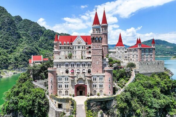 Gothic Castle Emerges from Wanfeng Lake: China’s Own Fairy-Tale Respite Gothic_Castle_Emerges_from_Wanfeng_Lake__China_s_Own_Fairy_Tale_Respite