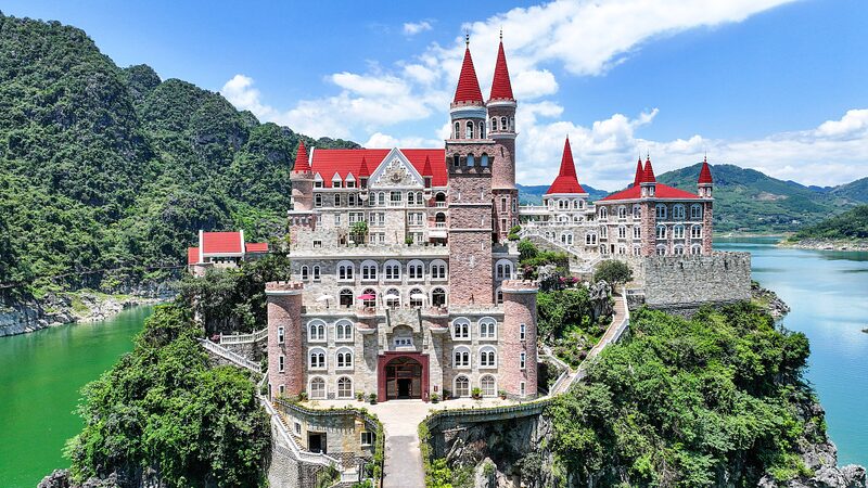 Gothic_Castle_Emerges_from_Wanfeng_Lake__China_s_Own_Fairy_Tale_Respite - Khabar Asia Gothic_Castle_Emerges_from_Wanfeng_Lake__China_s_Own_Fairy_Tale_Respite