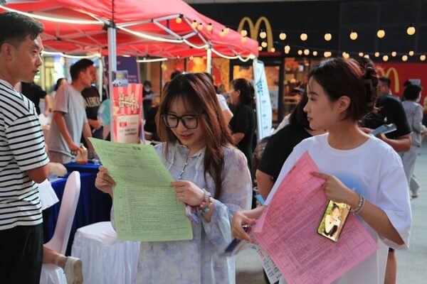 Guangzhou Hosts Nighttime Career Fair Showcasing Employment and Entrepreneurship Guangzhou Hosts Nighttime Career Fair Showcasing Employment and Entrepreneurship video poster