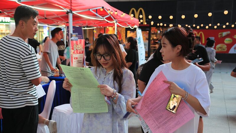 Guangzhou Hosts Nighttime Career Fair Showcasing Employment and Entrepreneurship video poster