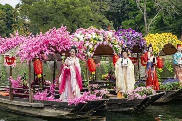 Guangzhou's Floating Flower Market Blossoms Ahead of Chinese New Year
