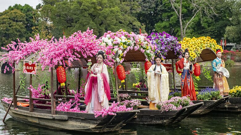 Guangzhous_Floating_Flower_Market_Blossoms_Ahead_of_Chinese_New_Year - Khabar Asia Guangzhou's Floating Flower Market Blossoms Ahead of Chinese New Year