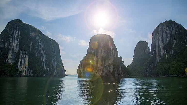 Ha_Long_Bay__Vietnam_s_Unspoiled_Gift_from_Nature - Khabar Asia Ha_Long_Bay__Vietnam_s_Unspoiled_Gift_from_Nature