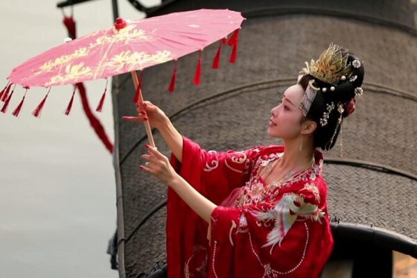 Hanfu Fever Sweeps China's Younger Generation video poster