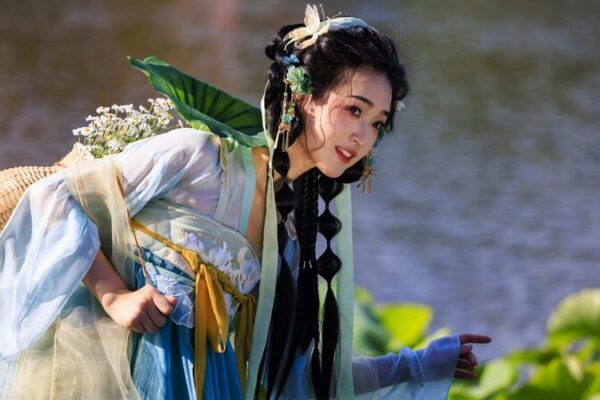 Hanfu 'Lotus Flower Fairy' Brings Traditional Elegance to Kunming's Summer