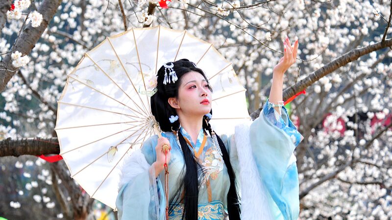 Hanfu_Revival_Blooms_Among_Young_Chinese_Amid_Spring_Blossoms - Khabar Asia Hanfu Revival Blooms Among Young Chinese Amid Spring Blossoms