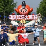 Hangzhou Kicks Off 20th Cartoon Festival with Colorful Parade