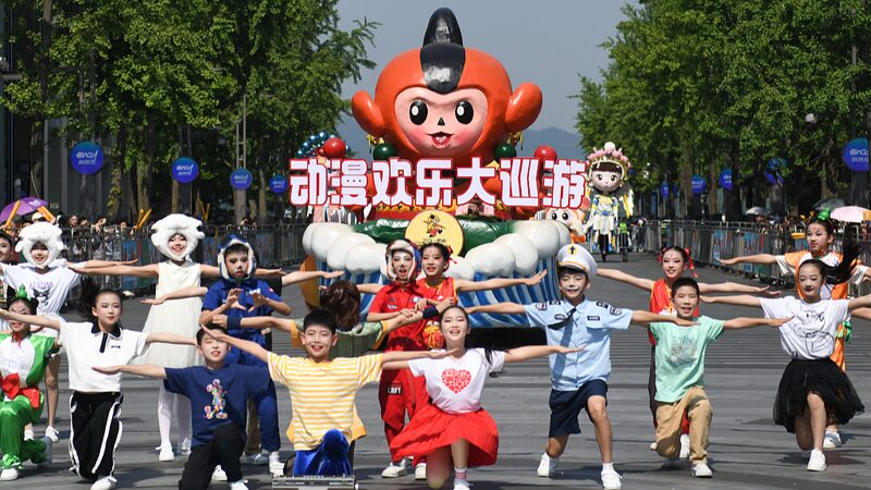 Hangzhou Kicks Off 20th Cartoon Festival with Colorful Parade